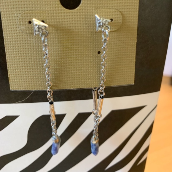 Silver tone back Prong earrings with little blue stone - Picture 3 of 4
